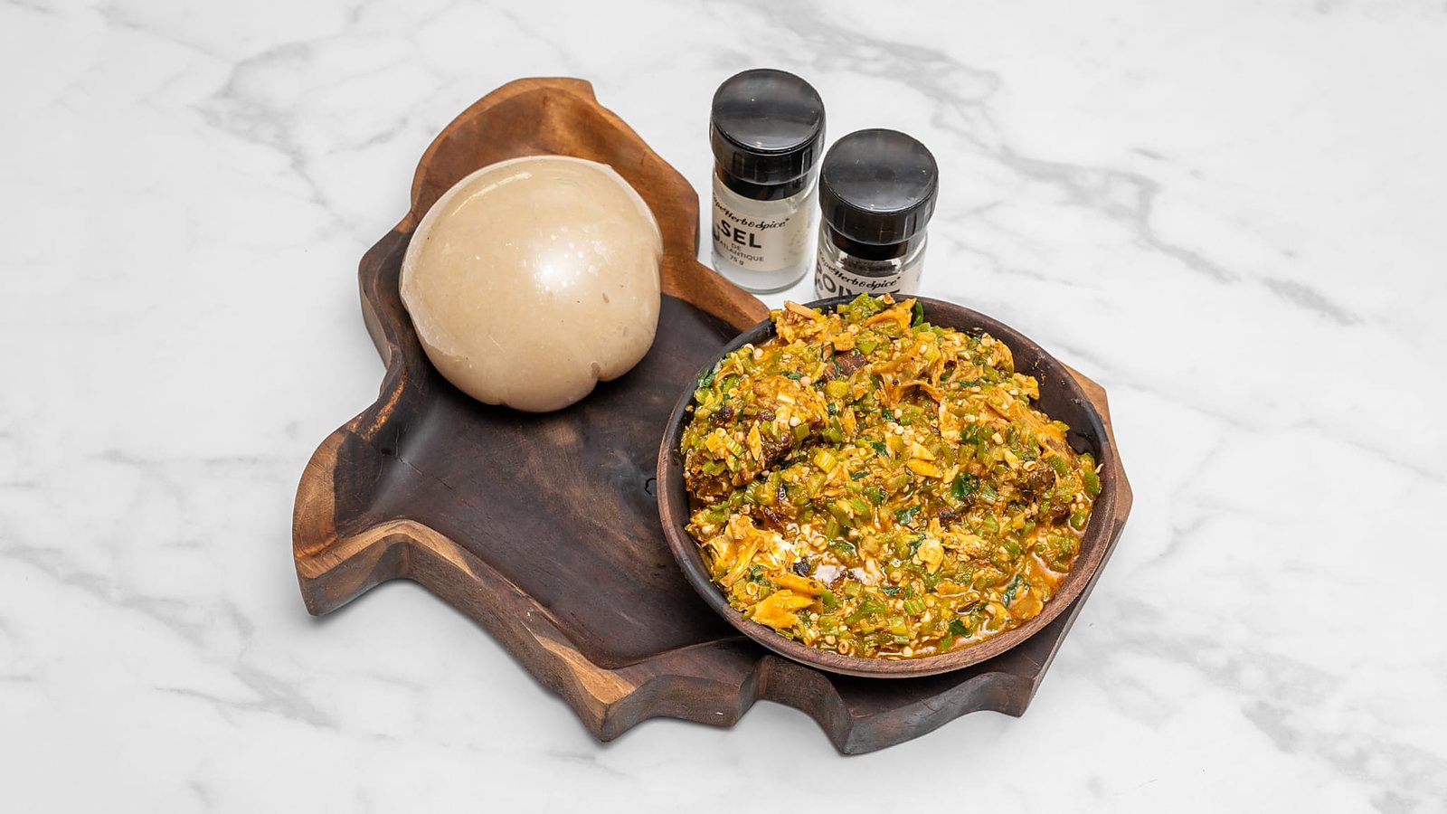 Sauce gombo et fufu sur planche en forme d'Afrique