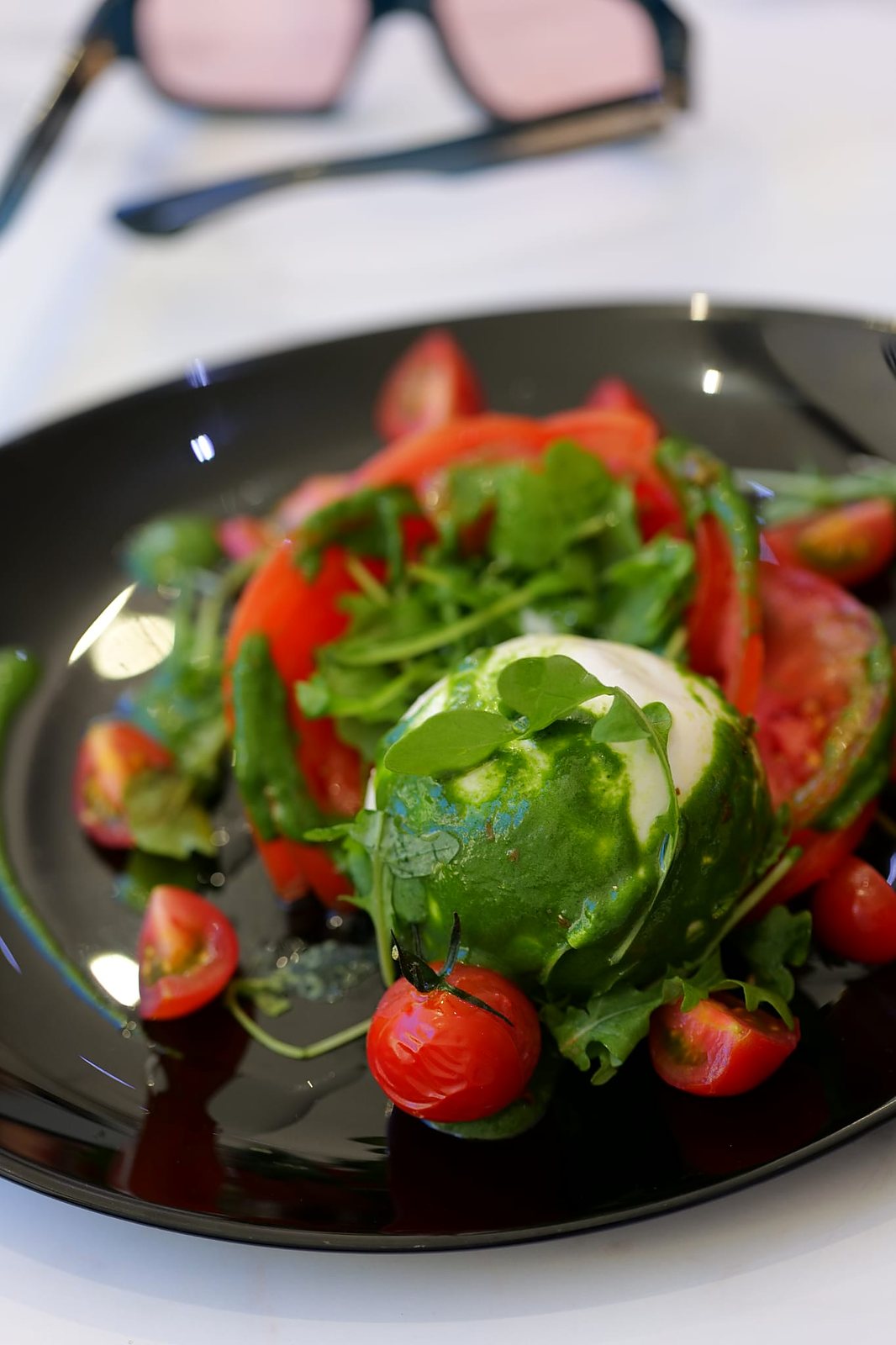Burrata crémeuse, pesto et tomates anciennes
